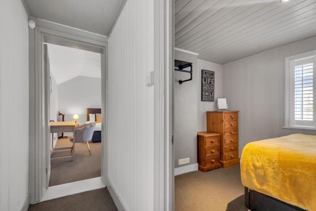 Two Bedroom Private Cottage With Private Parking Just By The Sea Херн-Бей Экстерьер фото