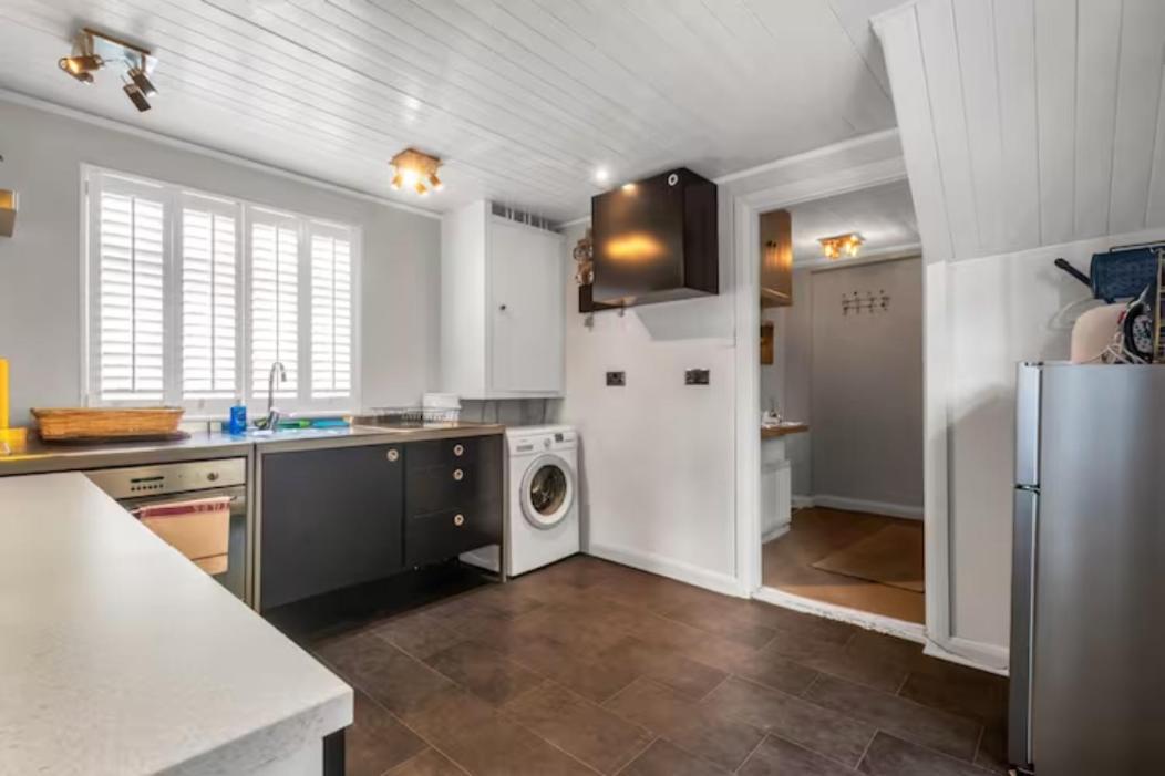 Two Bedroom Private Cottage With Private Parking Just By The Sea Херн-Бей Экстерьер фото